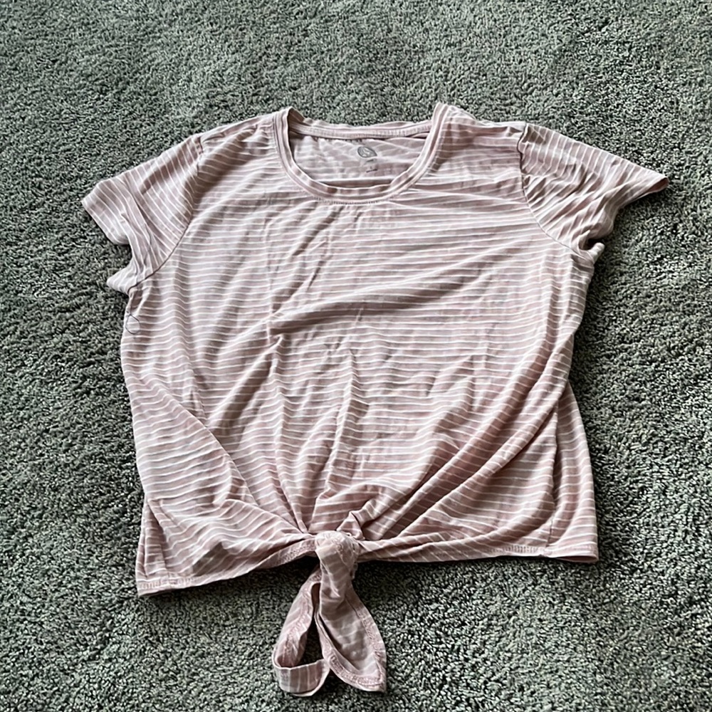 i’m selling a pink top